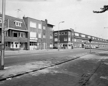 856762 Gezicht op de panden Amsterdamsestraatweg 515 (links) -lager te Utrecht. In het midden de ingang van de Petrus ...